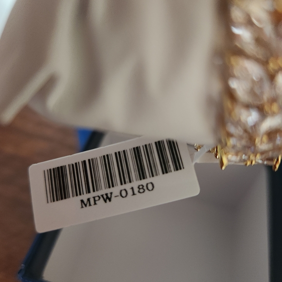 Elegant Gold Women's Watch - Picture 3 of 4